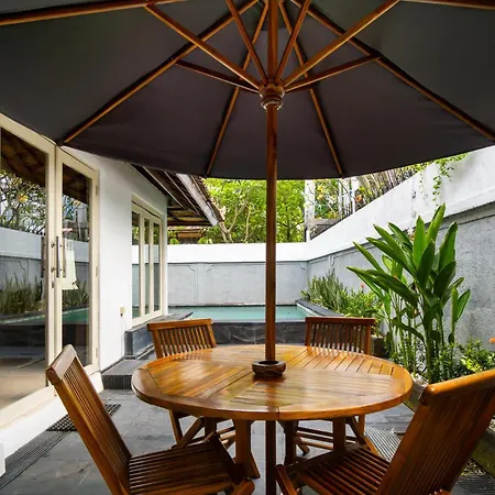 Villa Putri Mila Seminyak  Exterior photo